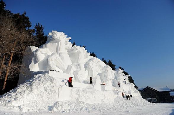 吉林长春：壮观雪雕扮靓冬日美景