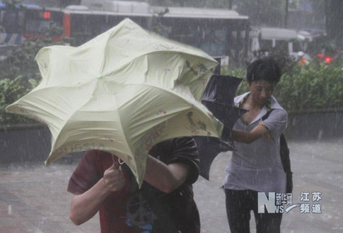 暴雨袭击南京 多处道路严重积水