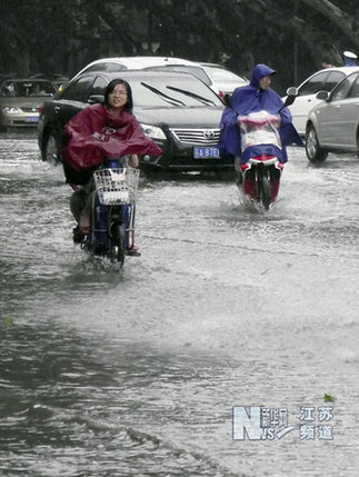 暴雨袭击南京 多处道路严重积水