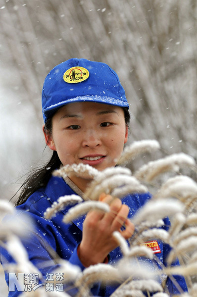 油田女工雪中巡查