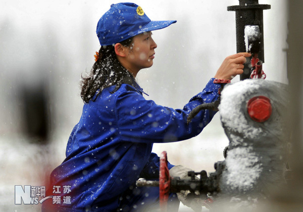 油田女工雪中巡查