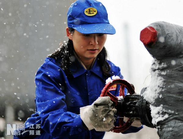 油田女工雪中巡查