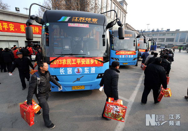 一批农民工坐上开往江苏高邮方向的免费专车