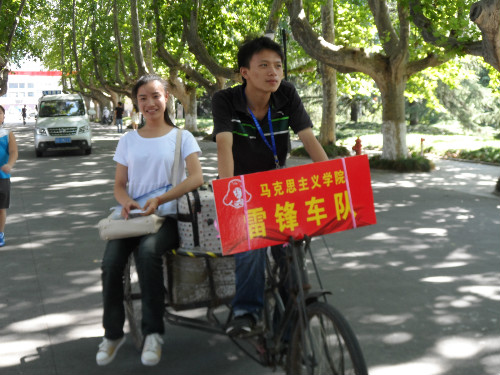 扬州大学“雷锋车队”迎新小伙伴 拒绝家长“鞍前马后”