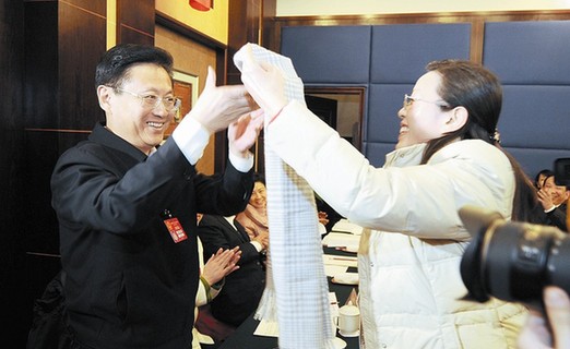 2010武汉两会 给市委书记的特别礼物