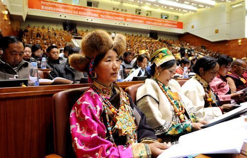 少数民族代表盛装出席人大会议