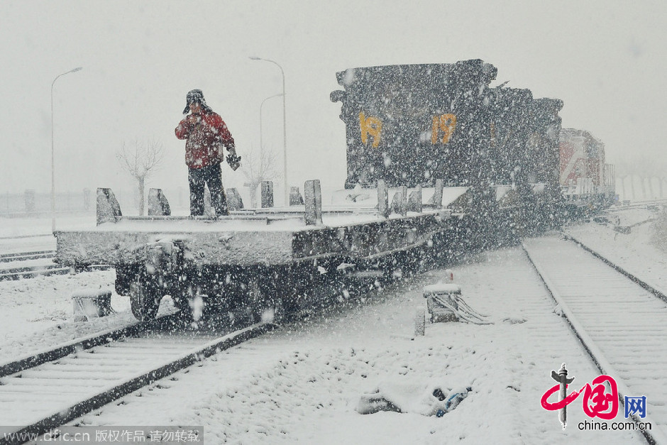 辽宁省大连市发布暴雪橙色预警 漫天飞雪机车被困