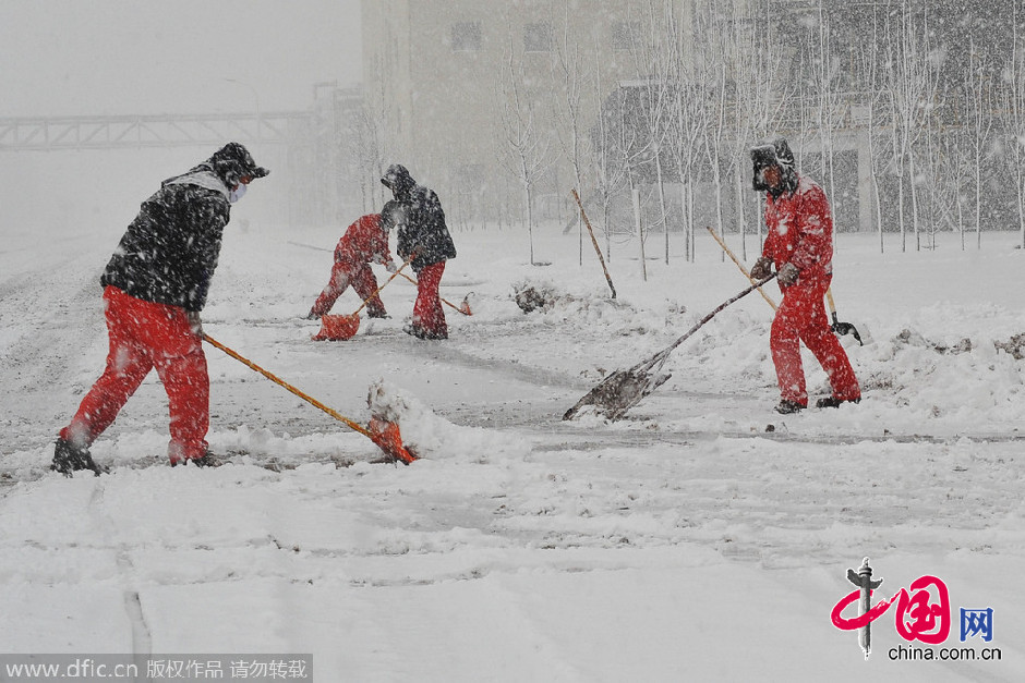 辽宁省大连市发布暴雪橙色预警 漫天飞雪机车被困