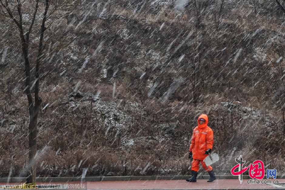 辽宁省大连市发布暴雪橙色预警 漫天飞雪机车被困