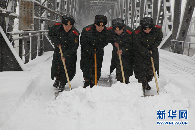 辽宁丹东迎来羊年初雪 国门卫士保障口岸通关