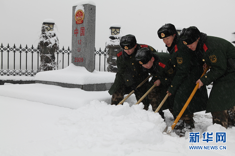 辽宁丹东迎来羊年初雪 国门卫士保障口岸通关