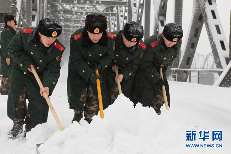 辽宁丹东迎来羊年初雪 国门卫士保障口岸通关