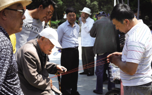 沈阳：五旬男街头“悬丝诊脉”免费“看病”(图)