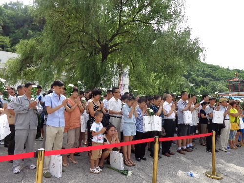 抚顺民众祭奠洪灾遇难同胞