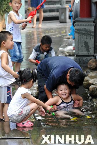 台风过后济南市民重温桑拿天