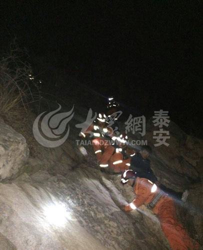 泰安：泰山坠崖驴友已获救 正下山途中