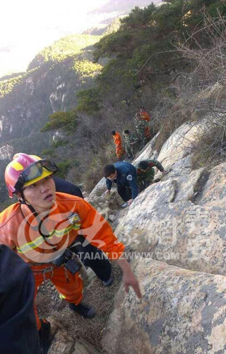 泰安：泰山坠崖驴友已获救 正下山途中