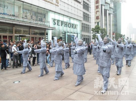 南京东路步行街现“活秦俑”百人方阵