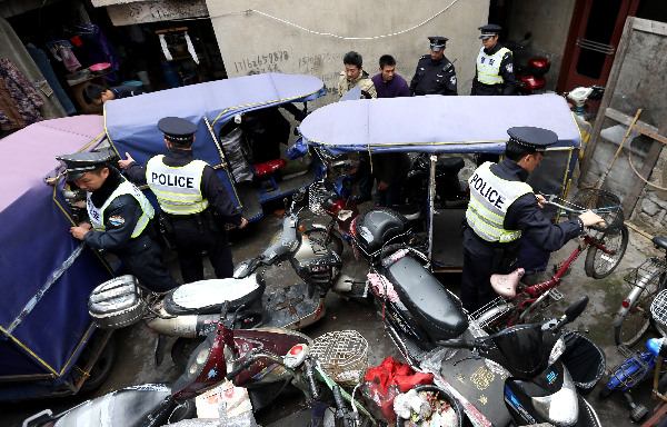 上海：警力联动 围剿“黑车”