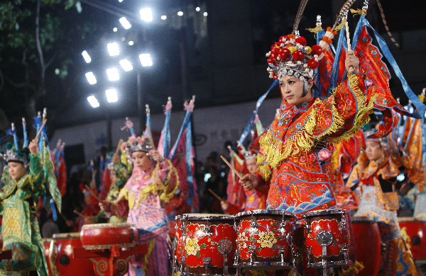 上海旅游节举行开幕大巡游