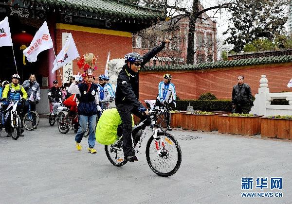 上海一志愿者单骑环中国边境线骑行爱心募款助学