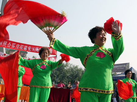 大荔县同州广场庆七一群众演出精彩纷呈