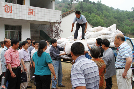 商南县教育体育机关党员清泉帮扶