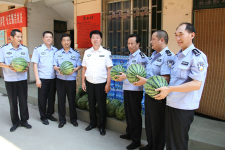 西安铁路公安处向一线民警送清凉