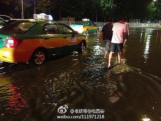 西安遭短时雷雨大风侵袭 含光门淹死了好几辆车