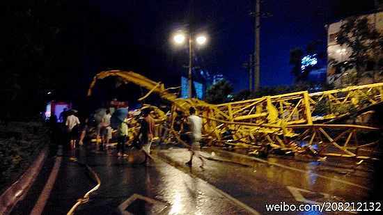 西安遭短时雷雨大风侵袭 含光门淹死了好几辆车