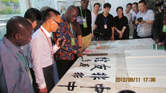 非洲法语国家主流媒体团走进西安曲江 学习中国书法