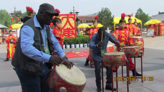 非洲法语国家主流媒体团走进西安曲江 学习中国书法