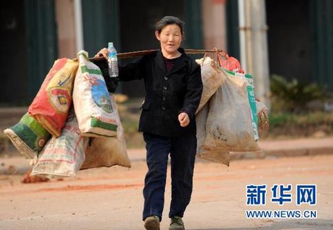 江西新建:“垃圾换物品”换来清洁环境