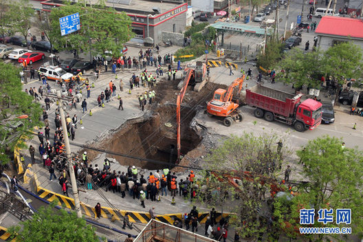 “住行安全”引关注：各地城市道路接连塌陷(组图)