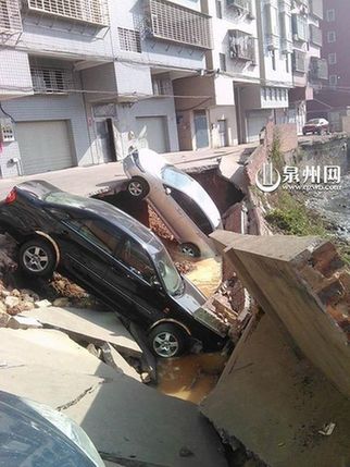 “住行安全”引关注：各地城市道路接连塌陷(组图)