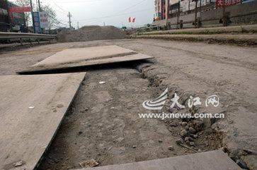 “住行安全”引关注：各地城市道路接连塌陷(组图)