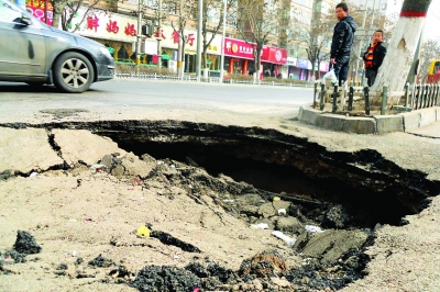 “住行安全”引关注：各地城市道路接连塌陷(组图)