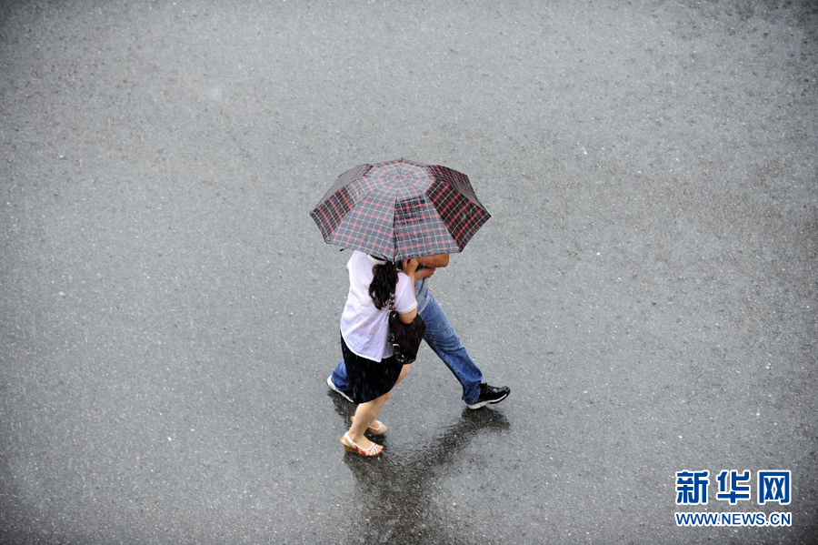 南方近日连遭强降雨 浙江发布首个暴雨黄色预警