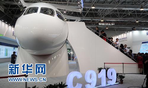 中国C919大型客机样机首次在海外展出引关注