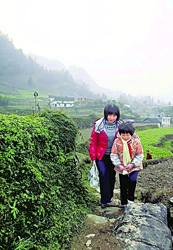 乡村女教师筹资助学:“英子姐姐”的爱心传奇