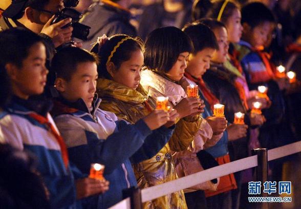 烛光祭奠南京大屠杀30万遇难同胞