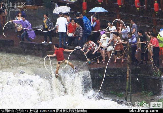 命悬一线！实拍凤凰古城暴雨中震撼一幕