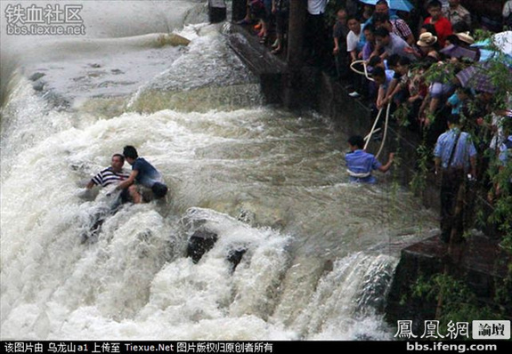 命悬一线！实拍凤凰古城暴雨中震撼一幕