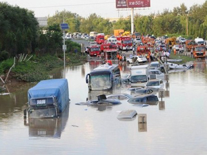 人民财评：特大暴雨下 公路为何如此凶险而无情？