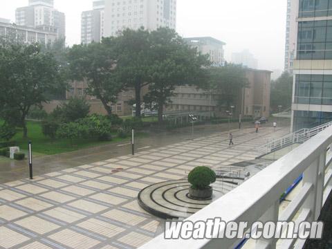 北京8日白天阴天间多云有雷雨 注意防雨