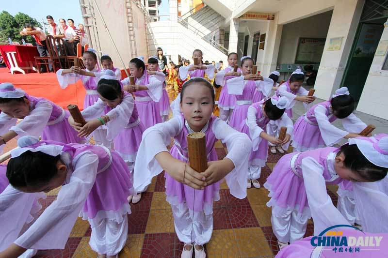 福建晋江：纪念孔子诞辰2563周年 小学生祭孔