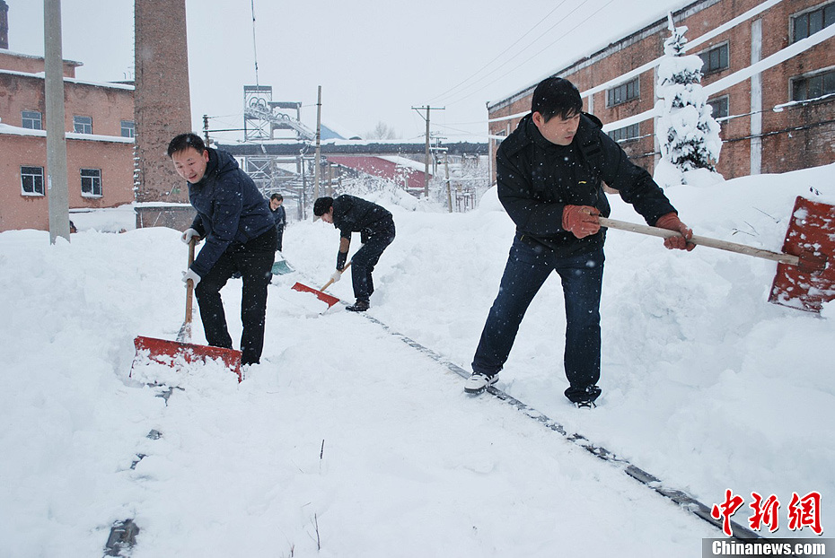 黑龙江鹤岗遭遇50年一遇暴雪(图)