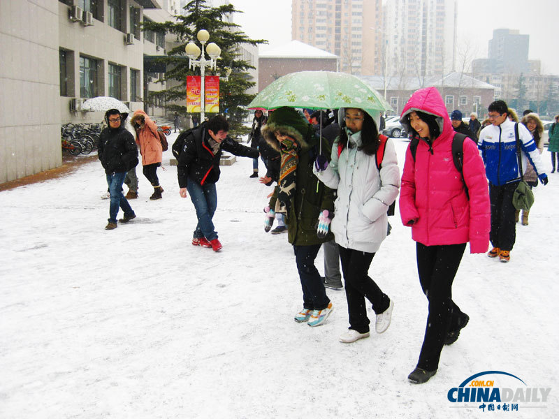 北京迎来冬天第二场雪 明日仍有降雪（组图）