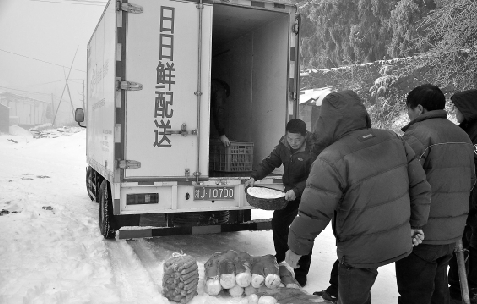 冰雪封路住校生伙食告急 32岁小老板