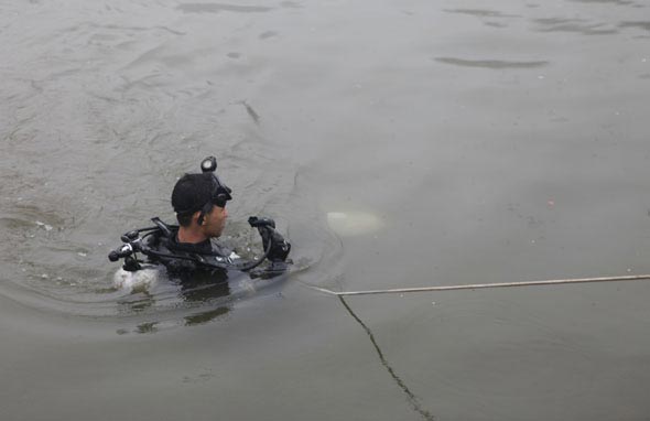 武警警官郑益龙舍身救人生死不明 万千网友真情呼唤